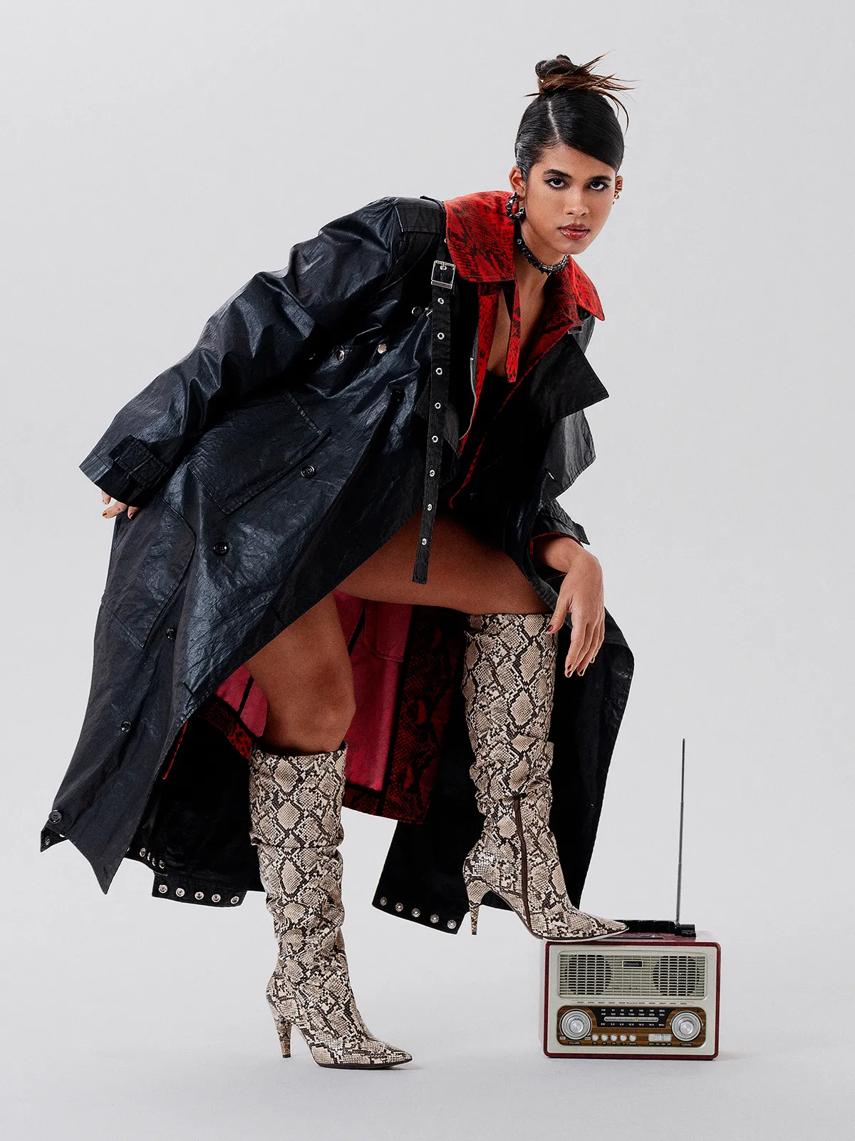 Victória Kiu — trench coat e botas cobra